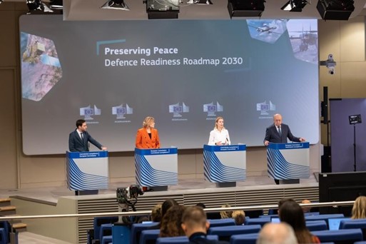 Komission varapuheenjohtajat Henna Virkkunen ja Kaja Kallas sekä komissaari Andrius Kubilius tiedotustilaisuudessa © Copyright European Union – 2025
