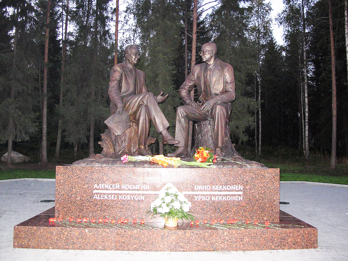 Muistomerkki Kostamuksessa , Kosygin ja Kekkonen