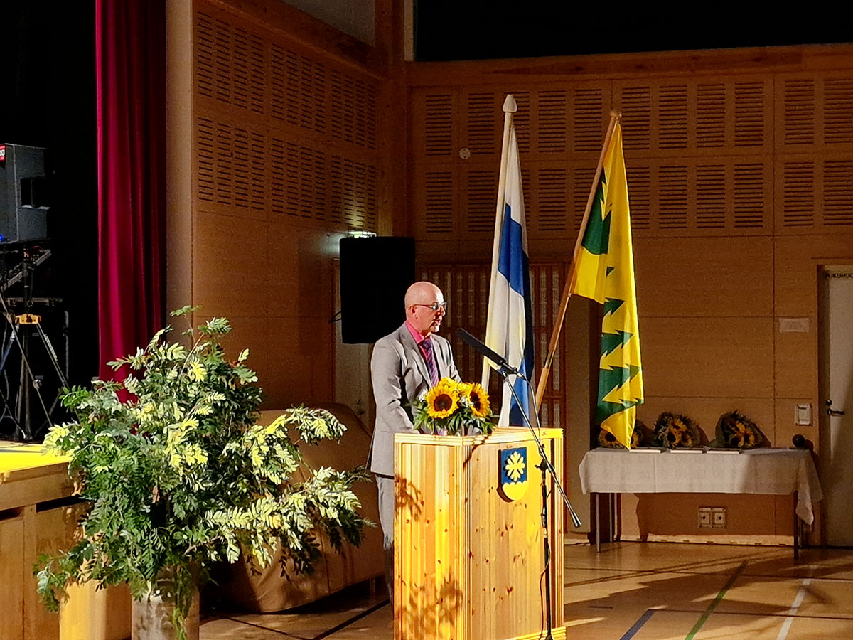 Tervetulotoivotus maakuntajuhlaan, kunnanvaltuuston puheenjohtaja Arto Tolonen.