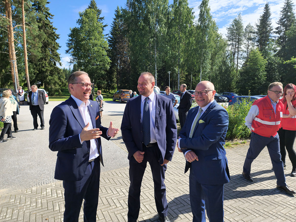 Kuvassa Timo Korhonen, Mikko Polvinen ja Pentti Malinen maakuntajuhlassa 2022.