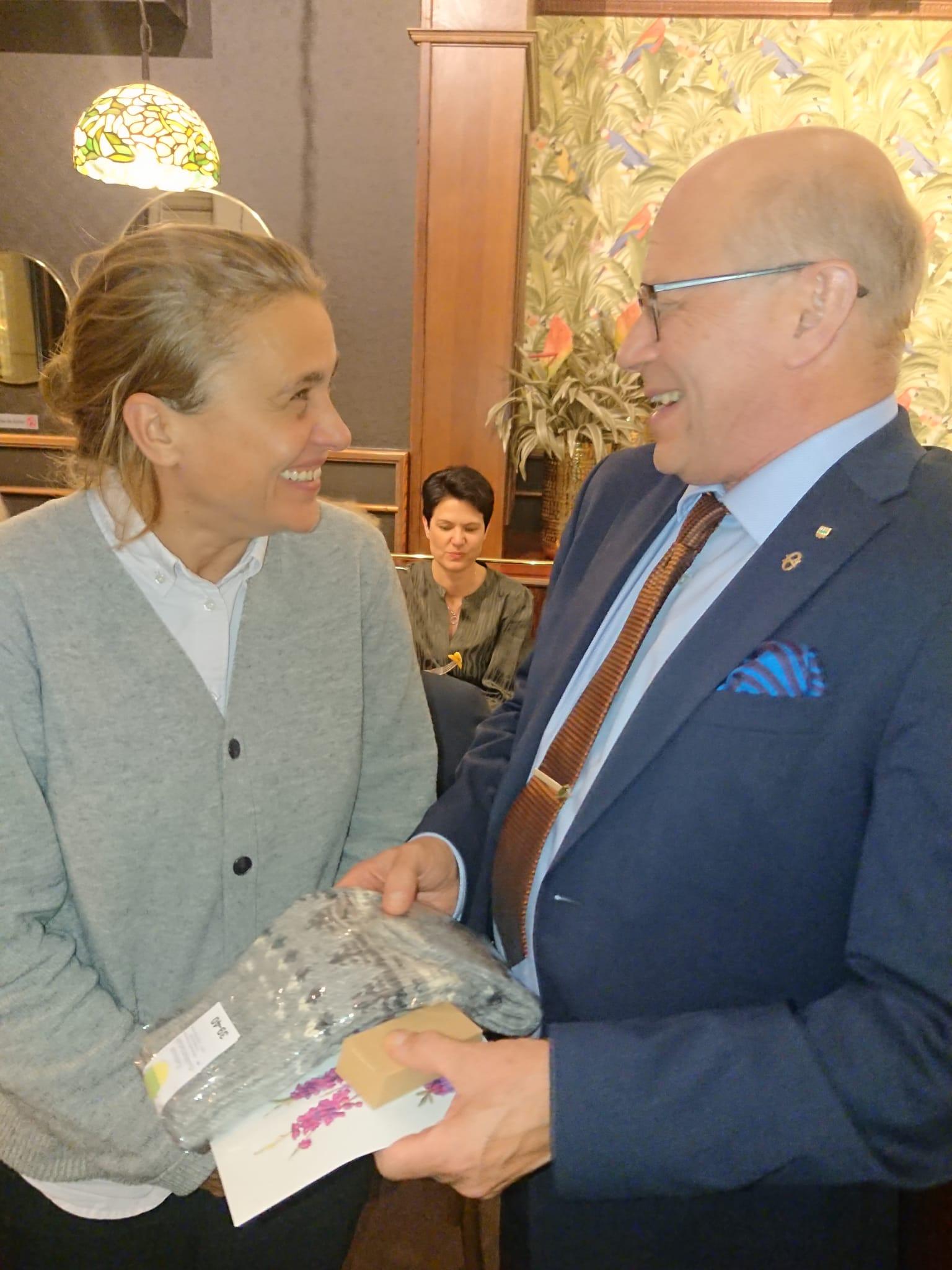 Maakuntajohtaja Pentti Malinen tapaa europarlamentaarikko Silvia Modigin