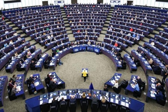 EU:n puheenjohtaja Ursula von der Leyen puhuu EU-parlamentille
