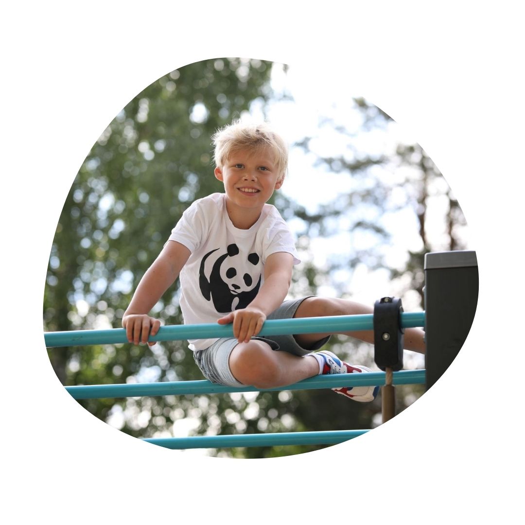 Lapsi leikkipuistossa kehyksessä