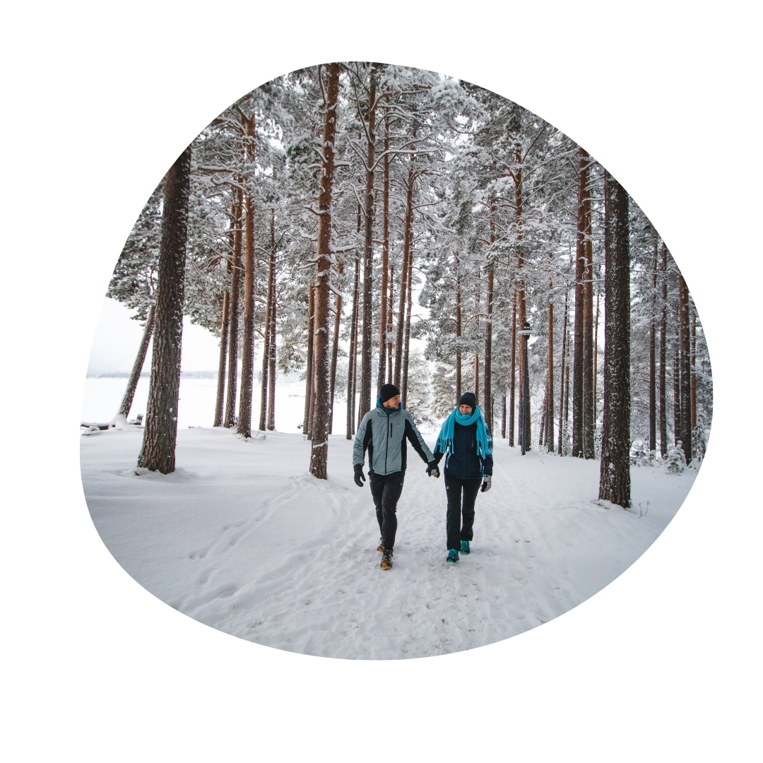 Kävelijät Sotkamon järvimaisemassa kehyksessä