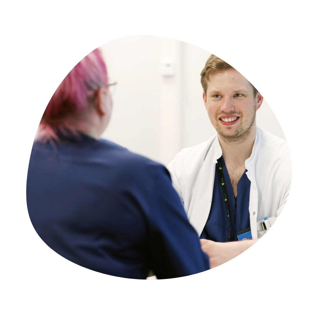 Lääkäri ja sairaanhoitaja kehyksessä