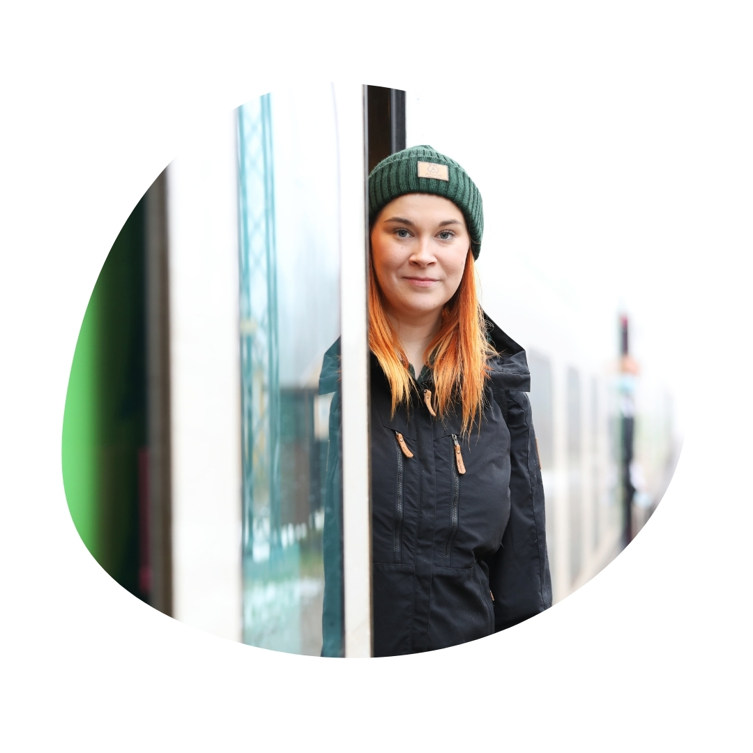 Nainen menee junaan saavutettavuus kehyksessä