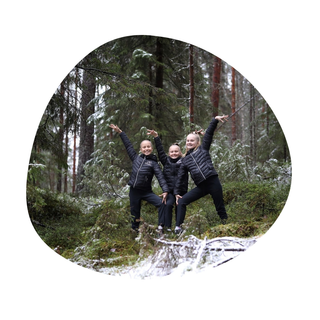 Voimistelijatytöt kehyksissä